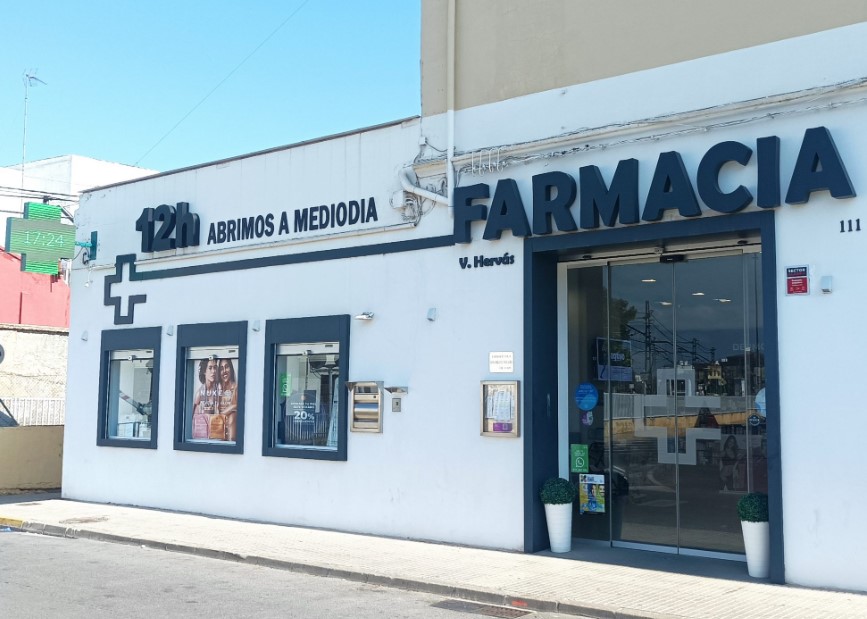 Farmacia Rosa Miguel en Carlet — fachada en Carrer del Ravalet
