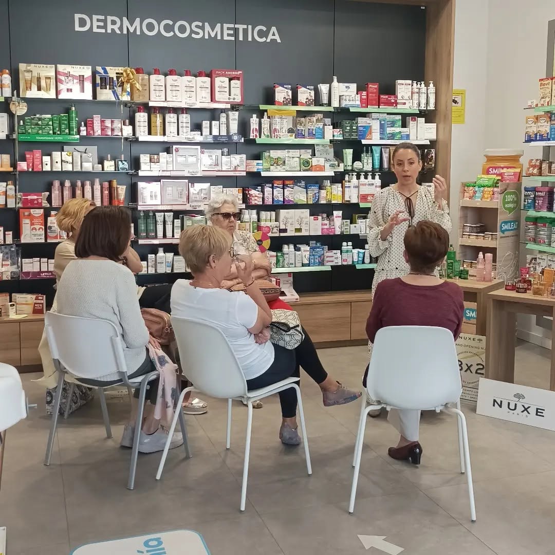 Interior de Farmacia Rosa Miguel en Carlet, mostradores de atención